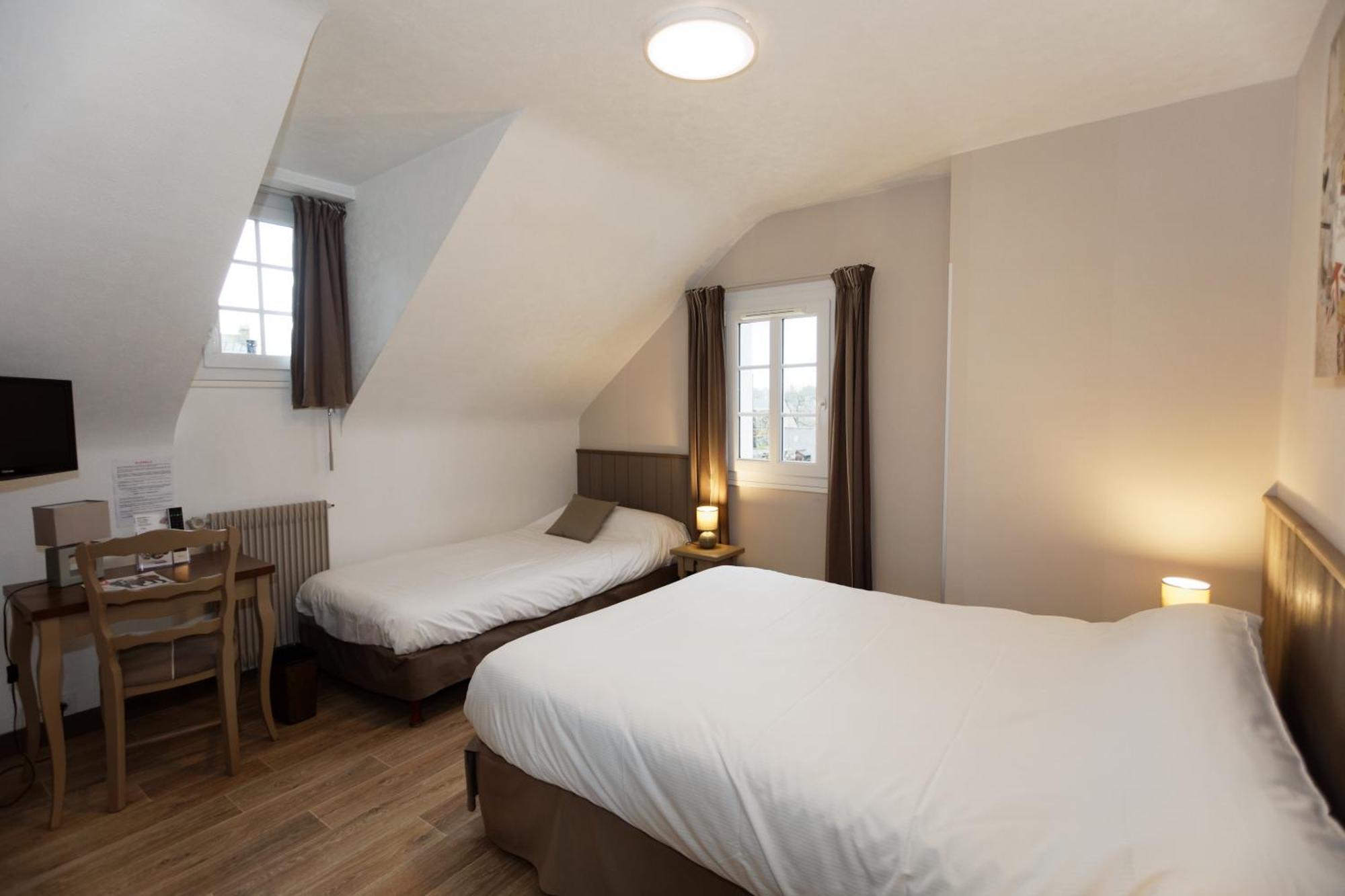 Contact Hotel - Hotel Le Lion D'Or Ламбал Стая снимка